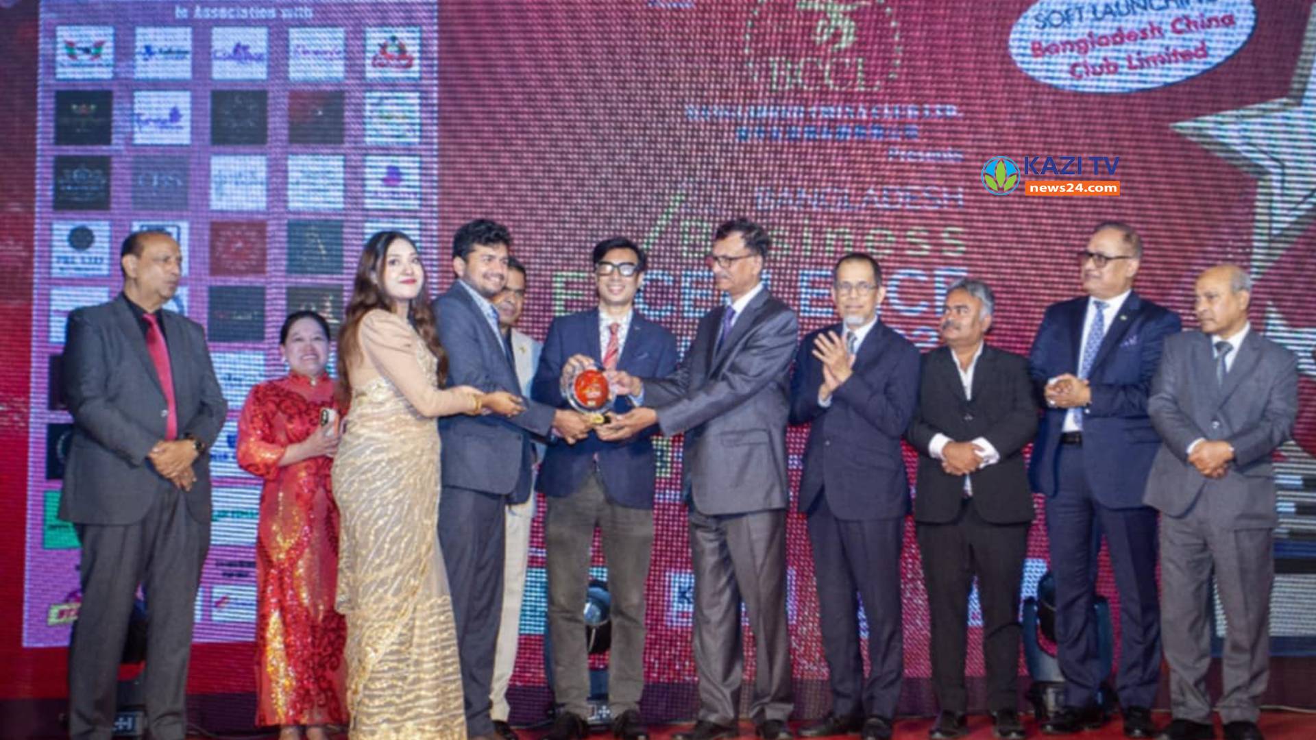 "দ্য মোস্ট ইনভায়রনমেন্টাল ইকো কংক্রিট ইন্ডাস্ট্রি" পুরস্কার পেলেন কক্সবাজারের ওসমান